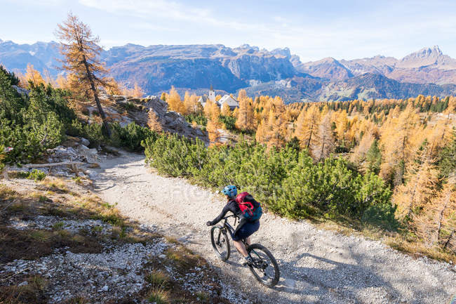 Bicicleta de montanha mulher em Dolomites, Tirol do Sul, Itália — Fotografia de Stock