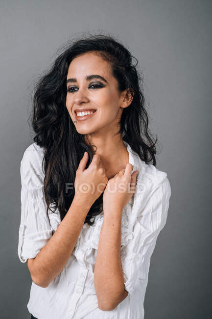 Retrato de una mujer sonriente - foto de stock