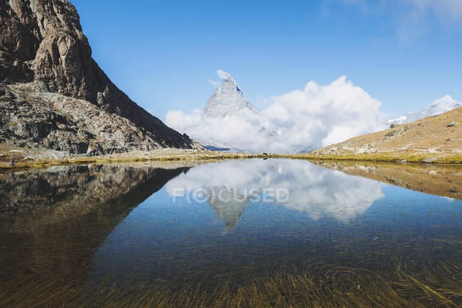 Vista panoramica del Cervino riflessione montana in un lago, Zermatt, Svizzera — Foto stock