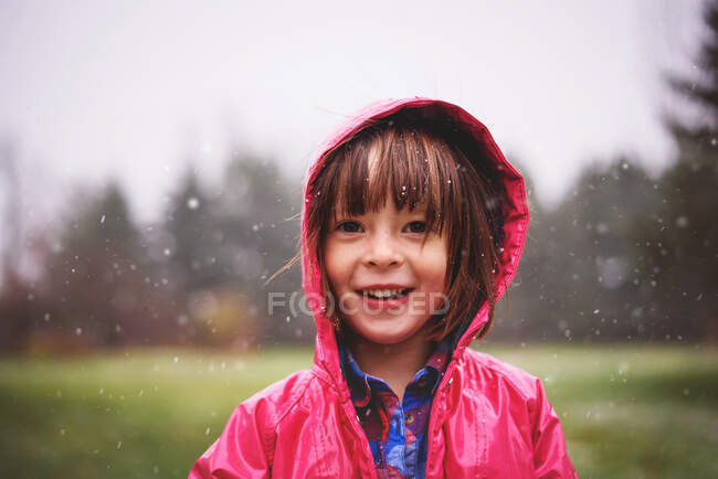 Retrato de una niña con un impermeable - foto de stock