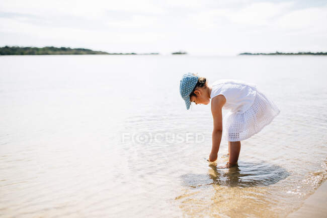 Ragazza sulla spiaggia che gioca al bordo dell'acqua, Noosa Heads, Queensland, Australia — Foto stock