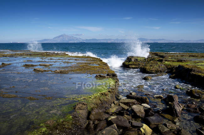 Malerischer Blick auf Wellen, die auf Felsen krachen, tarifa, cadiz, andalucia, spanien — Stockfoto