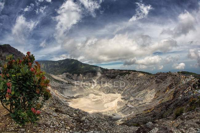 Vista panorámica del monte Tangkuban Perahu, Java Occidental, Indonesia - foto de stock