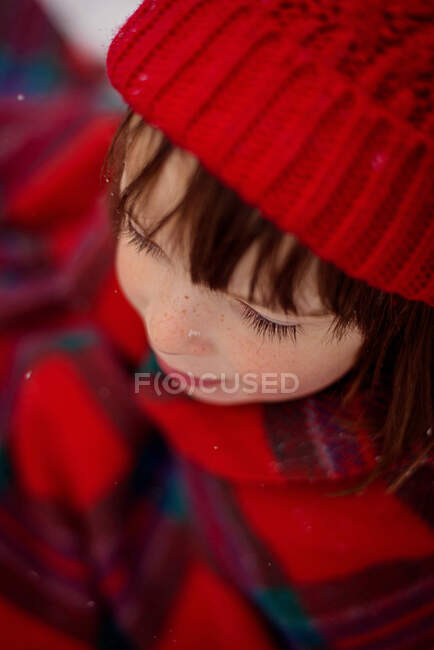 Retrato de uma menina com flocos de neve no nariz e pestanas — Fotografia de Stock