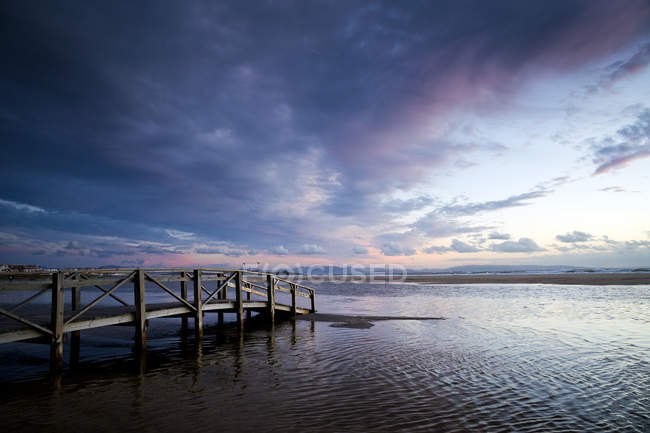 Vue panoramique sur la jetée en bois, la plage de Los Lances, Tarifa, Cadix, Andalousie, Espagne — Photo de stock