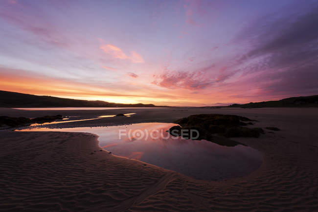 Vista panorámica del amanecer en la playa, Doagh Hambruna, Donegal, Irlanda - foto de stock
