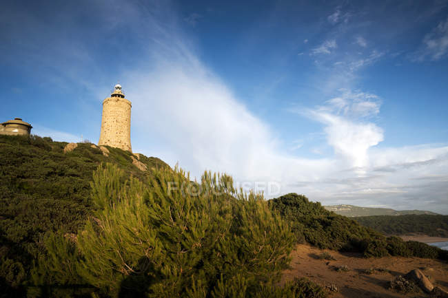 Vista panorámica del faro de Camarinal, Bolonia, Cádiz, Andalucía, España - foto de stock