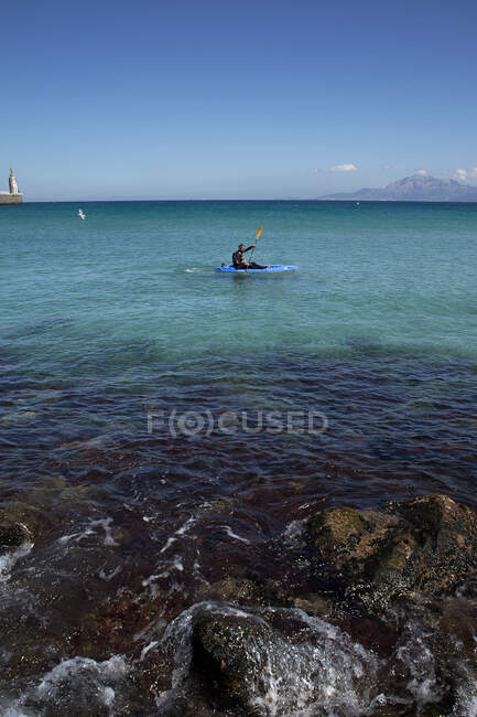 Man Kayak en Méditerranée, Tarifa, Cadix, Andalousie, Espagne — Photo de stock
