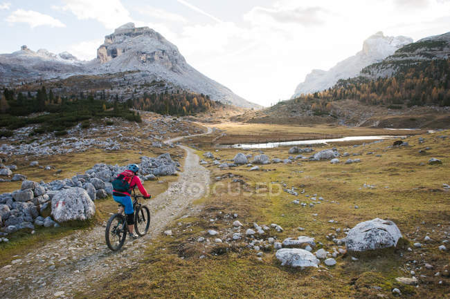 Vista traseira da mulher mountain bike, Dolomites, South Tyrol, Itália — Fotografia de Stock