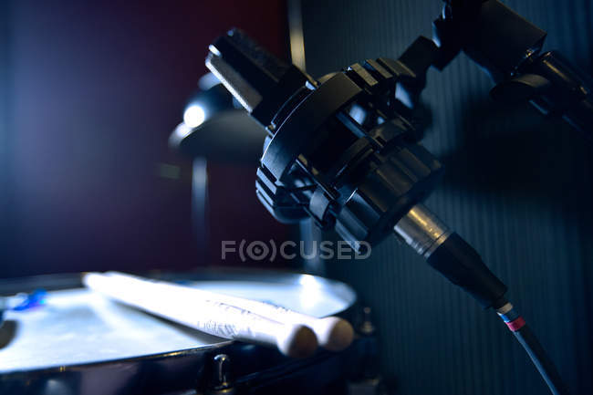 Close-up view of a Microphone recording drums — Stock Photo