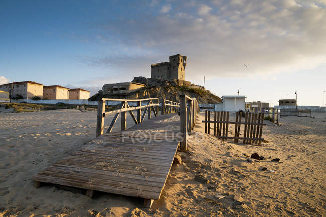 Мальовничий вид на замок Санта-Каталіна, пляж Лос-Ланкес, Таріфа, Кадіс, Андалусія, Іспанія — стокове фото