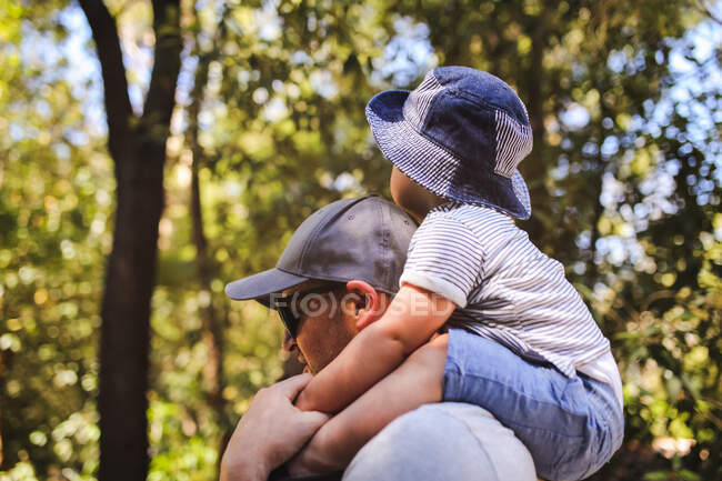 Man carrying his son on his shoulders — Stock Photo