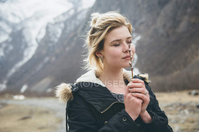 Retrato de uma mulher segurando uma planta, República da Ossétia do Norte, Rússia — Fotografia de Stock