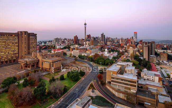 Johannesburgo Skyline con Hillbrow Tower, provincia de Gauteng, Sudáfrica - foto de stock