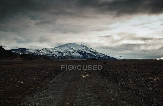 Route sombre à travers le paysage hivernal, Islande — Photo de stock