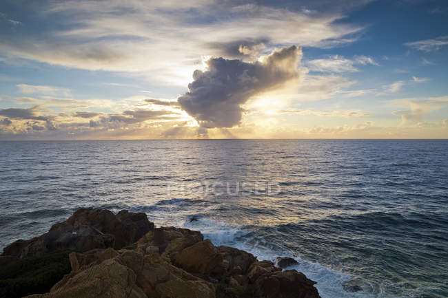 Vista panorámica de las rocas y el océano, Bolonia, Tarifa, Cádiz, Andalucía, España - foto de stock