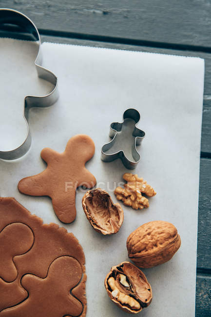 Primo piano vista di pan di zenzero uomini biscotti e ingredienti — Foto stock