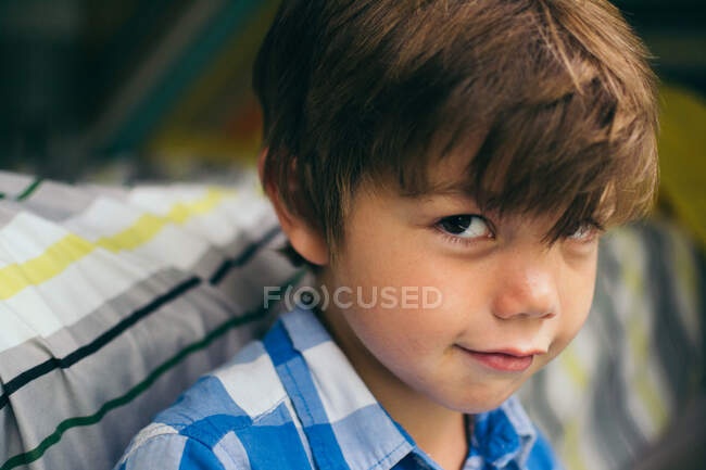Портрет улыбающегося мальчика на природе — стоковое фото
