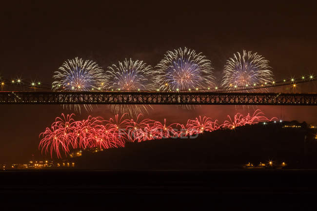 Fuochi d'artificio oltre il 25 aprile ponte, Lisbona, Portogallo — Foto stock