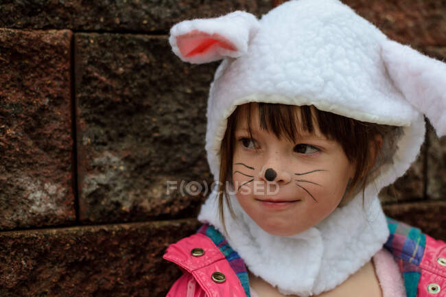 Retrato de una niña vestida de conejita - foto de stock