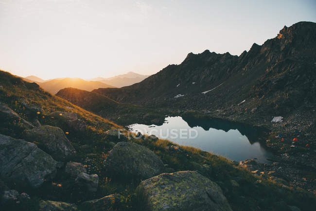 Berge bei Sonnenuntergang, arkhyz, Republik Karatschajewo-Tscherkessien, Russland — Stockfoto