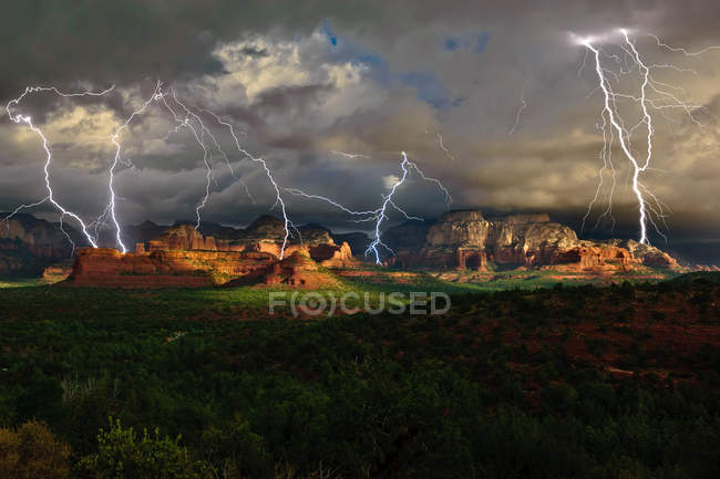 Vista panorâmica de Lightning over Secret Mountain, Sedona, Arizona, América — Fotografia de Stock