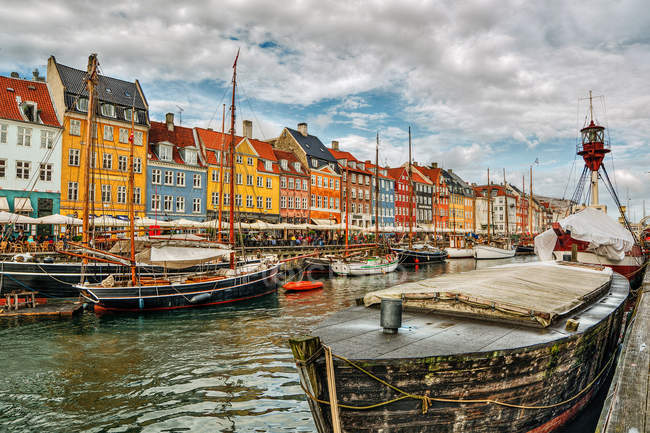 Scenic view of Nyhavn harbor, Copenhagen, Denmark — Stock Photo