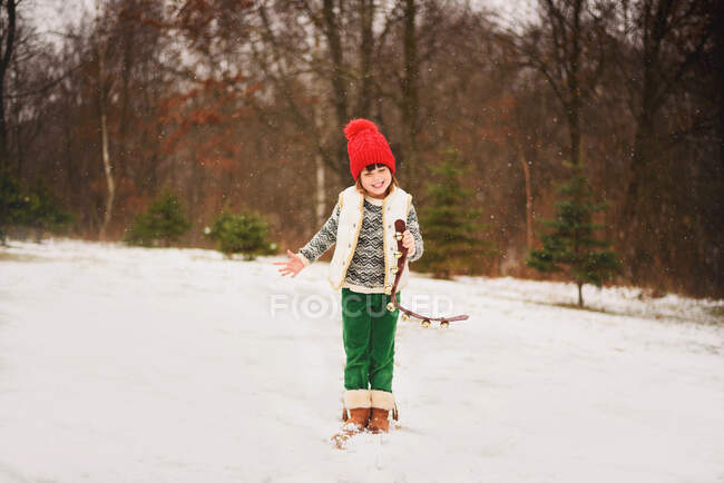 Ragazza in piedi nella neve squillare campane jingle — Foto stock