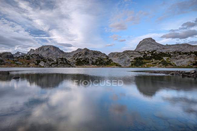 Scenic view of Mountain reflection in lake, Bridger-Teton National Forest, Wyoming, America, USA — Stock Photo