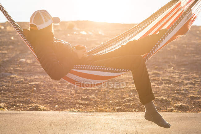 Woman lying in hammock — Stock Photo