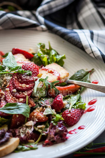 Goat Cheese Salad on white plate and towel — Stock Photo