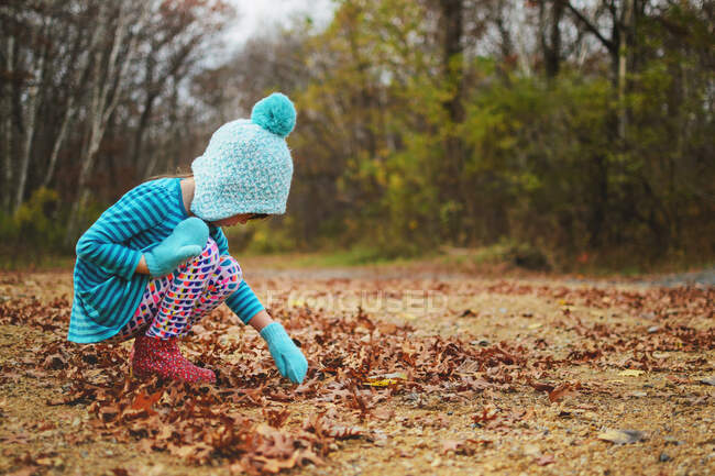 Mädchen spielt mit Herbstblättern — Stockfoto