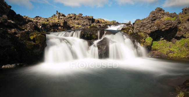 Живописный вид на величественный водопад, Исландия — стоковое фото