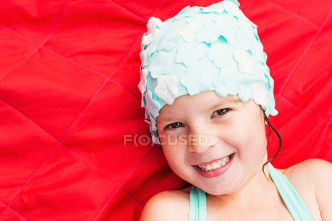 Портрет улыбающейся девушки в плавательной шапке — стоковое фото