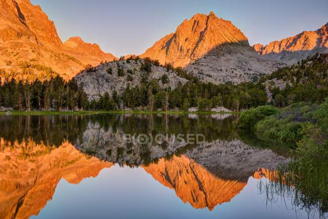 Vista panorámica de las reflexiones de Two Eagle Peak en Fourth Lake, Inyo National Forest, California, América, EE.UU. - foto de stock
