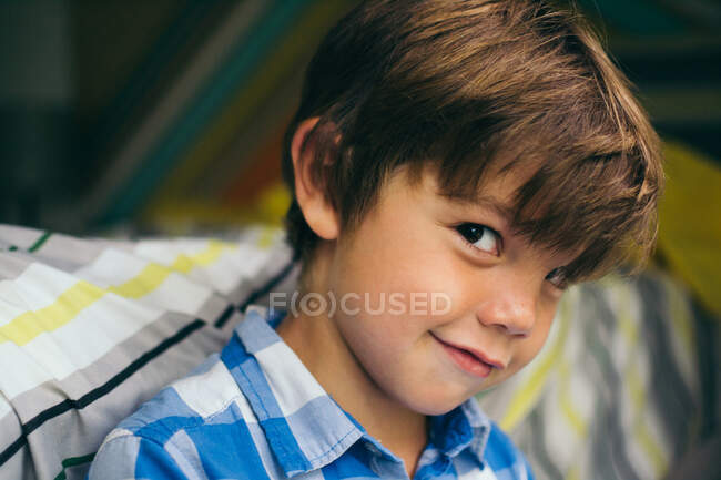 Портрет улыбающегося мальчика на природе — стоковое фото