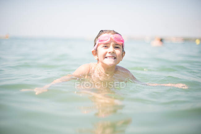 Menina com óculos de natação na cabeça no mar, Nesebar, Bulgária — Fotografia de Stock