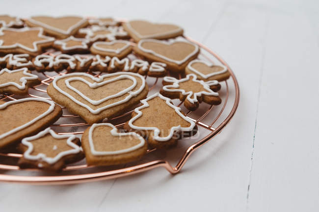 Gingerbread cookies on a wire cooling rack — Stock Photo