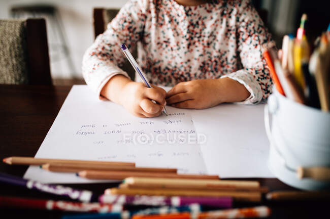 Обрезанный снимок Девочки, пишущей открытку своему отцу — стоковое фото