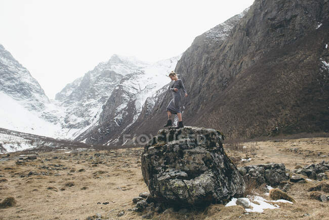 Жінка стоїть на скелі (Республіка Північна Осетія, Росія). — стокове фото