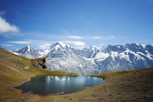 Lac alpin et montagnes, Schilthorn, Berne, Suisse — Photo de stock