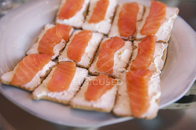 Tartine con crema di formaggio e salmone affumicato — Foto stock
