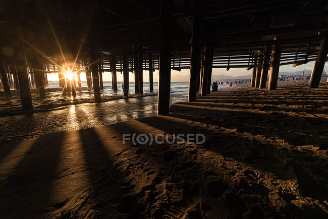 Sun Flare sob Santa Monica Pier, Califórnia, EUA — Fotografia de Stock