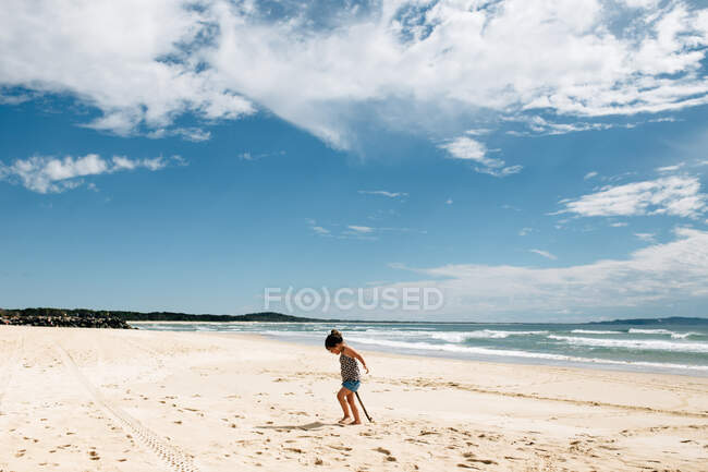Fille marchant sur la plage, Noosa Heads, Queensland, Australie — Photo de stock