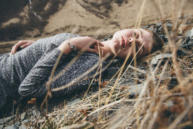 Mulher deitada sobre rochas, República da Ossétia do Norte, Rússia — Fotografia de Stock