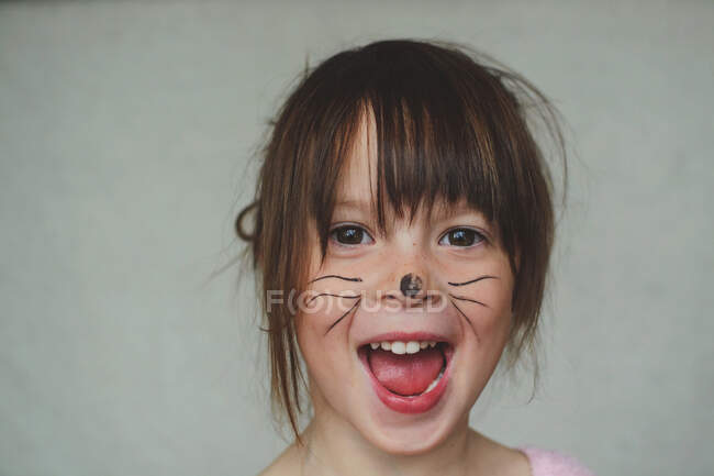 Retrato de uma menina com pintura de rosto de coelho — Fotografia de Stock