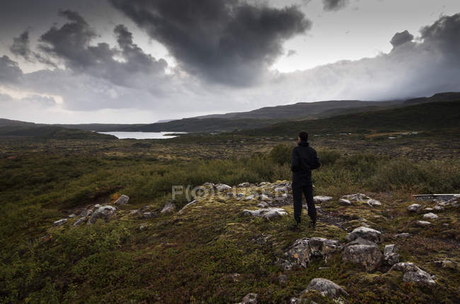 Rückansicht des Menschen in ländlicher Landschaft, Island — Stockfoto