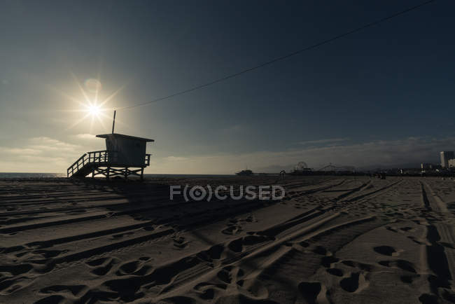 Silhouette of a Lifeguard station, Venice Beach, Los Angeles, California, America, USA — Stock Photo