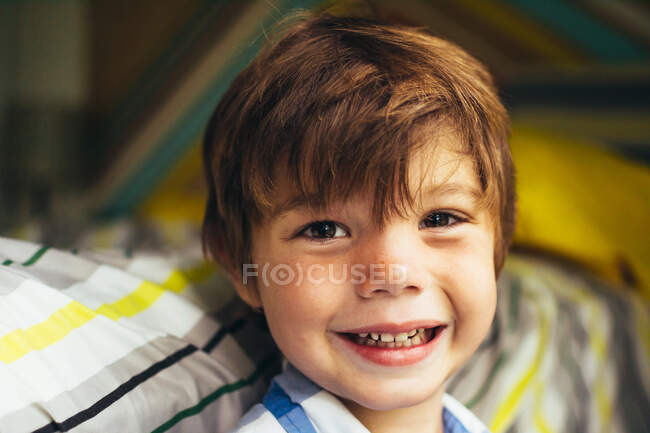 Портрет улыбающегося мальчика, смотрящего в камеру — стоковое фото
