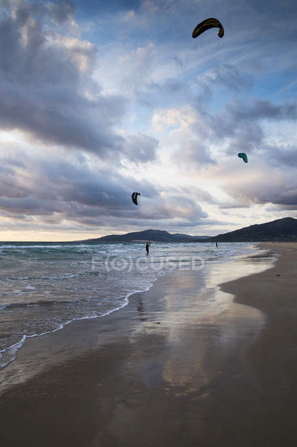 Silhueta de um homem kitesurf, Los Lances Beach, Tarifa, Cádiz, Andaluzia, Espanha — Fotografia de Stock
